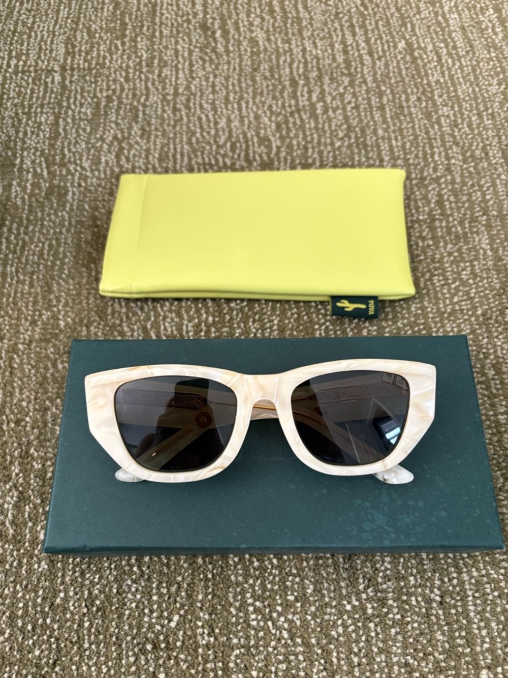 VADA KAUBOI sunglasses in pearl snap- white and cream marbling